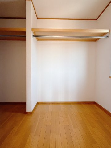 【中古戸建】伊勢崎市連取本町の収納|■WIC｜お洋服はもちろん、使う頻度の少ない家具や小物・場所を取りがちな旅行用のスーツケースなどもしまえます。また、厚手のコートをしまっても充分な広さを堪能できるプランです♪