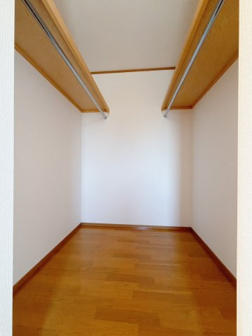 【中古戸建】伊勢崎市連取本町の収納|■WIC｜お気に入りのお洋服もシワを作らずきれいに管理ができる夢のウォークインクローゼット！今お使いの収納ケースもスッポリそのまま収まる広さです♪