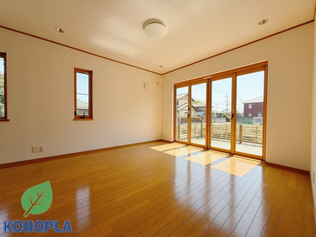【中古戸建】伊勢崎市連取本町の居間・リビング|■リビング｜大きい窓からあたたかいたっぷりの光が入ります♪開放的な空間で毎日をもっと快適に(*＾＾*)