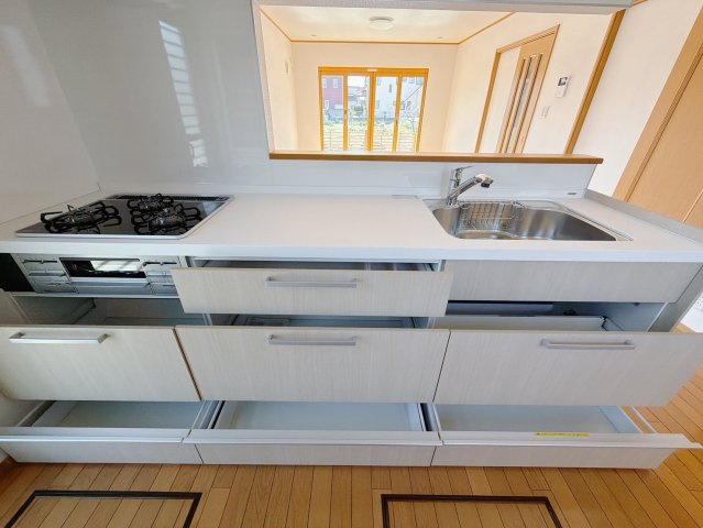 【中古戸建】伊勢崎市連取本町のキッチン|■キッチン｜全スライド式収納キッチン♪お皿や鍋の出し入れもラクラクです（＾＾）！