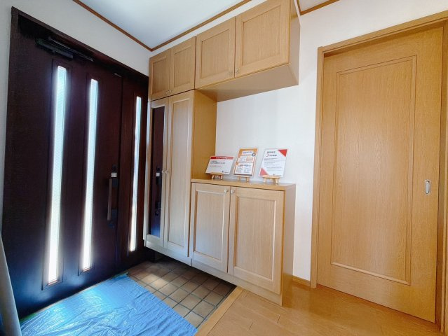 【中古戸建】伊勢崎市連取本町の玄関|■玄関｜毎日の「いってらっしゃい」や「お帰りなさい」を大切なご家族と過ごす玄関は〈使いやすさ〉を追求しております。玄関横の物入は急な来客時でもさっとお片付けできるスペースを確保しています。
