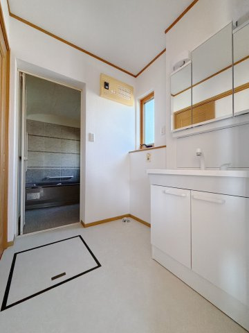 【中古戸建】伊勢崎市連取本町の独立洗面台|■洗面室｜洗濯機を置いてもゆとりある広さの洗面脱衣室です♪三面鏡の洗面化粧台なので身支度もしやすくおしゃれが好きな方にも嬉しい設計です♪窓があるので換気の際も楽ちんです♪
