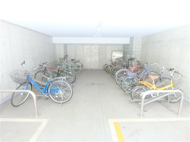 ウイングプレミア蒲田のその他共用部分|屋根付きの駐輪場