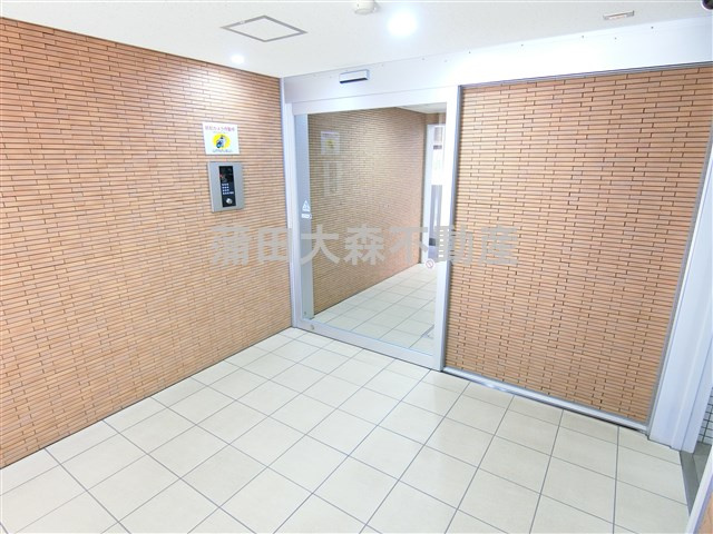 ウイングプレミア蒲田のエントランス|防犯カメラTVモニター付オートロック宅配BOXメールBOX管理人室　エントランス