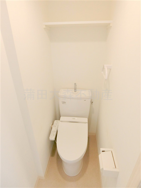 ウイングプレミア蒲田のトイレ|棚と温水洗浄便座付きのトイレ