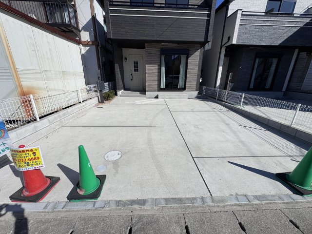 市川市南大野1丁目新築戸建【大野小学校:徒歩4分】の前面道路含む現地写真|A号棟駐車スペース・並列2台駐車可