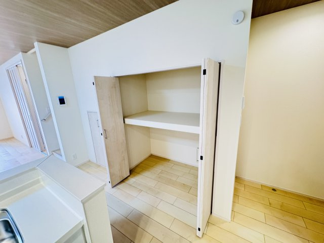 市川市南大野1丁目新築戸建【大野小学校:徒歩4分】のキッチン|キッチン横・パントリースペース