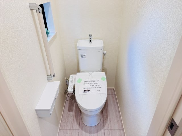 市川市南大野1丁目新築戸建【大野小学校:徒歩4分】のトイレ|温水洗浄暖房便座つきトイレ