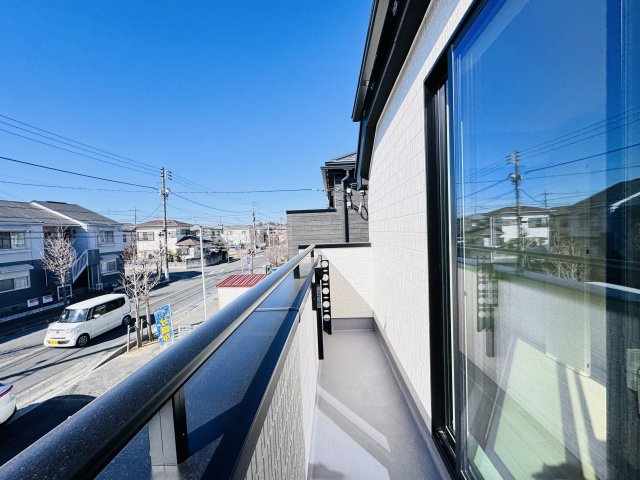 市川市南大野1丁目新築戸建【大野小学校:徒歩4分】のバルコニー|寝室前南西向きバルコニー・日当たり良好♪