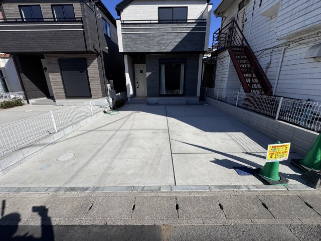 市川市南大野1丁目新築戸建【大野小学校:徒歩4分】の前面道路含む現地写真|B号棟駐車スペース・並列2台駐車可