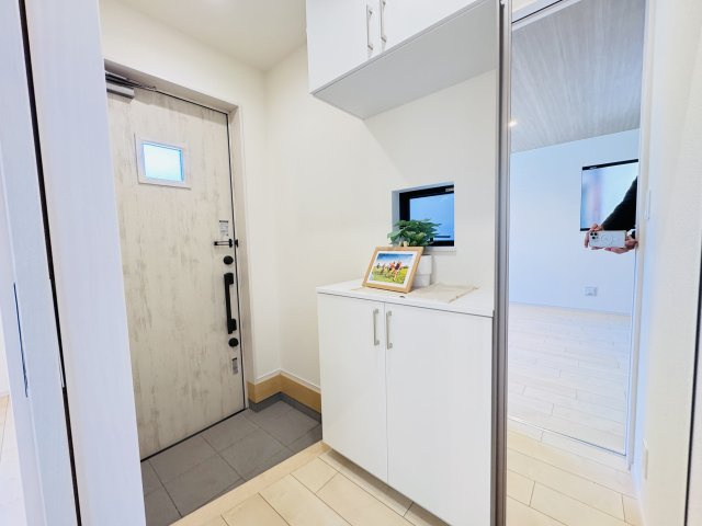 市川市南大野1丁目新築戸建【大野小学校:徒歩4分】の玄関|玄関ホール・ミラー付きシューズボックス