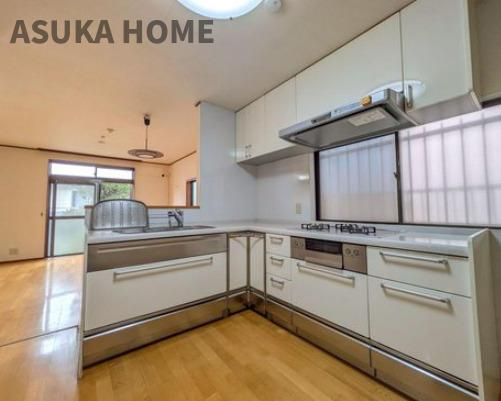 南区六ツ川3丁目戸建てのキッチン|白を基調とした、収納が引き出しタイプのシステムキッチンになり、使い勝手が良いですね。