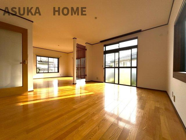 南区六ツ川3丁目戸建てのキッチン|白を基調とした、収納が引き出しタイプのシステムキッチンになり、使い勝手が良いですね。