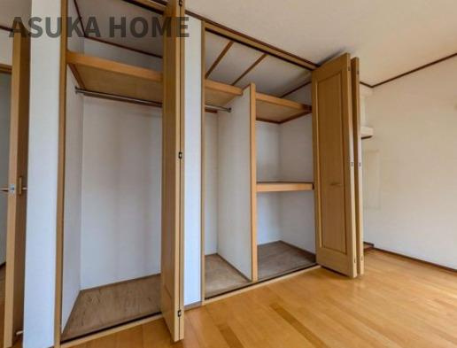 南区六ツ川3丁目戸建ての収納|リビングにある収納でございます。これだけの収納がリビングにあると、ますます広々すっきり使えそうです。
