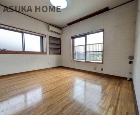 南区六ツ川3丁目戸建ての洋室|6帖の洋室になります。窓も大きく明るいお部屋ですね。