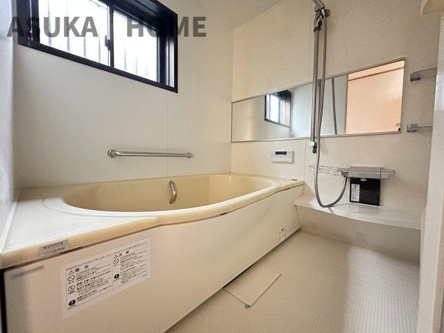 南区六ツ川3丁目戸建ての洋室|6帖の洋室になります。窓も大きく明るいお部屋ですね。