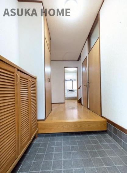 南区六ツ川3丁目戸建ての玄関|玄関にはシューズボックスのほかに2ヶ所収納があります。収納が多めの一戸建てですのですっきり暮らせます