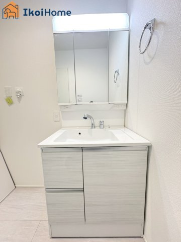 明石市魚住町清水4期　新築戸建の洗面所|【ホームページに現地動画掲載中】●年中無休：当日予約可●洗面は便利な３面鏡。ゆったりワイドシンク仕様