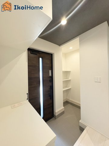 明石市魚住町清水4期　新築戸建の玄関|【ホームページに現地動画掲載中】●年中無休：当日予約可●玄関には収納豊富なSIC＆靴箱収納完備！