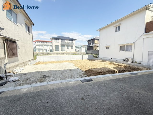 明石市魚住町清水4期　新築戸建の前面道路含む現地写真|●年中無休：当日予約可●収納しっかりございます！土間収納・ファミリークローゼット付の新築が完成予定！