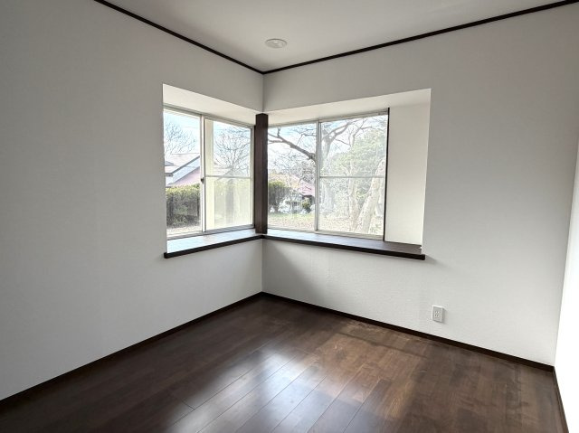 商談中　吉田ゴルフガーデンの平坦なお庭付き平屋建ての洋室|出窓付きの6帖洋室