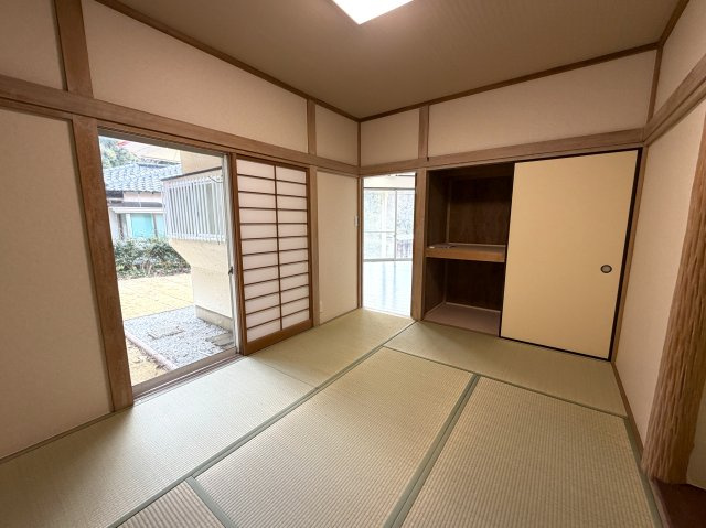 商談中　吉田ゴルフガーデンの平坦なお庭付き平屋建ての和室|押入のある和室