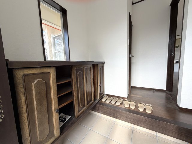 商談中　吉田ゴルフガーデンの平坦なお庭付き平屋建ての玄関|玄関収納も付いています