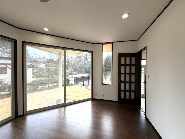 商談中　吉田ゴルフガーデンの平坦なお庭付き平屋建ての居間・リビング|リフォーム済みで綺麗な室内