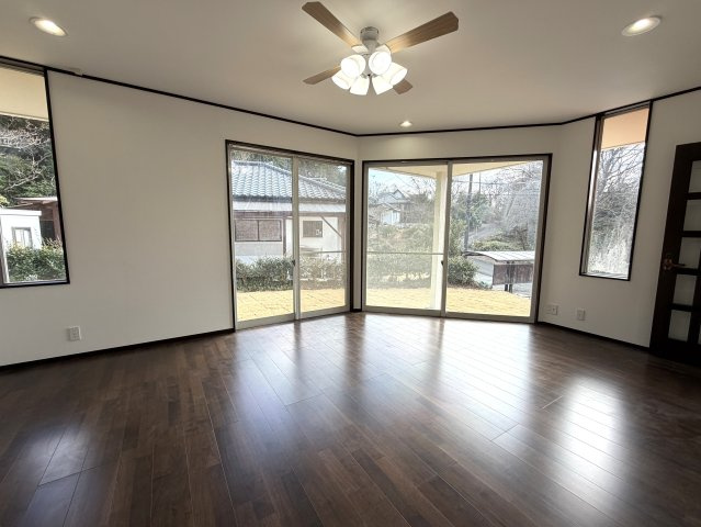商談中　吉田ゴルフガーデンの平坦なお庭付き平屋建ての居間・リビング|掃き出し窓からお庭に出られます
