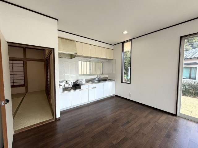 商談中　吉田ゴルフガーデンの平坦なお庭付き平屋建てのキッチン|清潔感のある白いキッチン