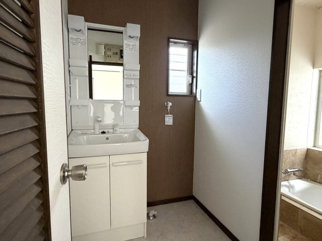 商談中　吉田ゴルフガーデンの平坦なお庭付き平屋建ての独立洗面台|洗面台交換済み