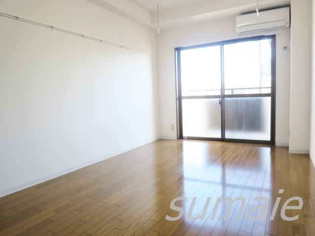 フローラ水山Ⅱの居間・リビング|広々リビングです