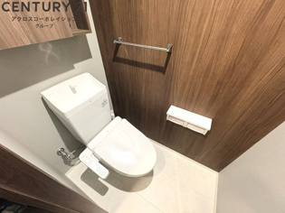 温水洗浄便座機能付きのトイレです♪