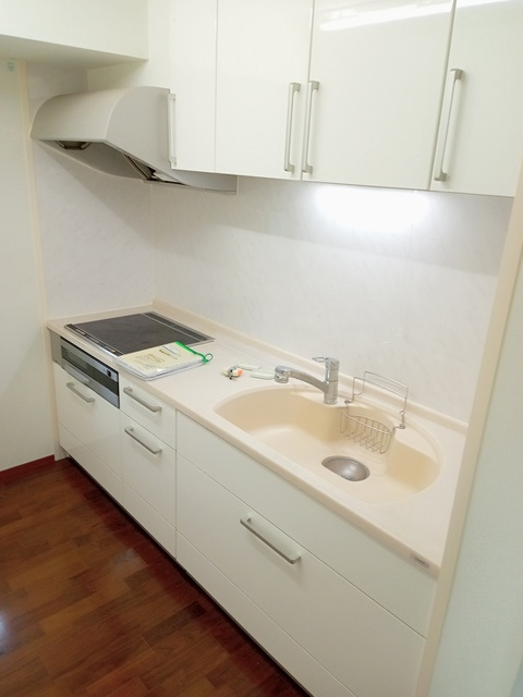 （シニア限定）ヘーベルVillage町田～やまだい～のキッチン|火を使わない安心のIH3口コンロ付システムキッチン／魚焼きグリル付