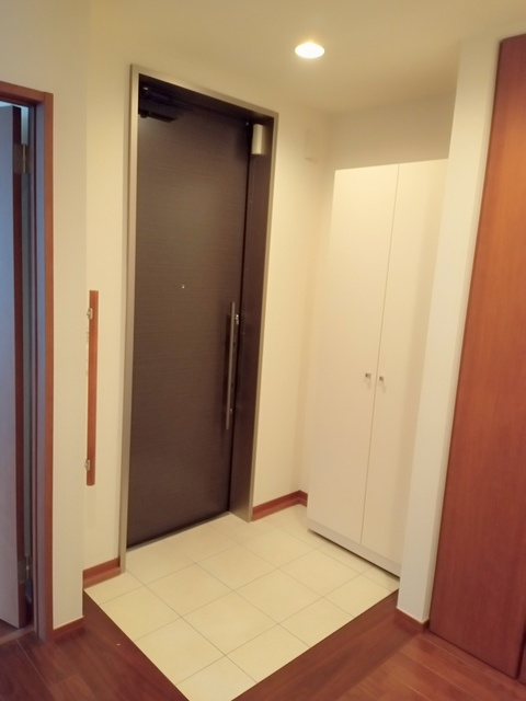 （シニア限定）ヘーベルVillage町田～やまだい～の玄関|段差のない広々とした玄関