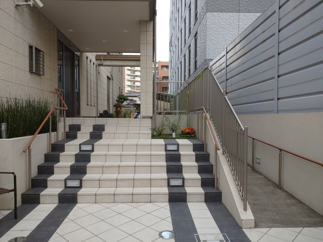 （シニア限定）ヘーベルVillage町田～やまだい～のエントランス|スロープ付