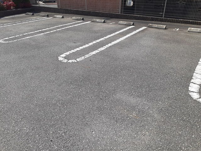 メリディエース・モンスの駐車場