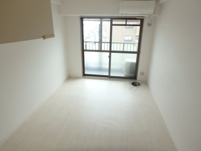 【居間・リビング】 | クリスタルカーサⅡ | たっぷりの陽光に包まれる明るい住まい