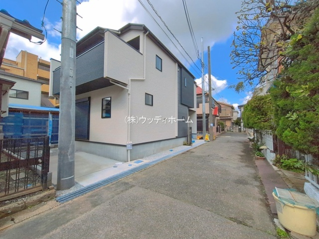 春日部市粕壁東5丁目　新築一戸建ての前面道路含む現地写真