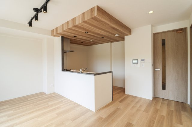 【Re Dream】ユニ・アルス洛西プレジオのダイニング|■リビングを見渡すことができる対面式キッチンは、家事をしていても家族の様子が伺え安心感があります！
(2025.3撮影)