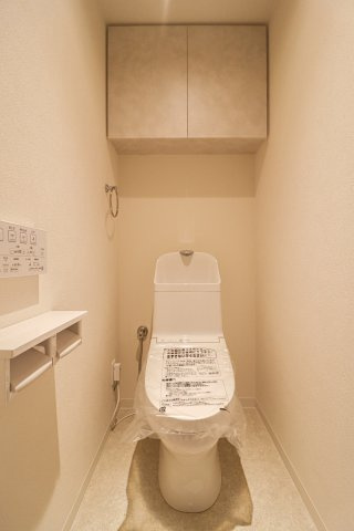 【Re Dream】ユニ・アルス洛西プレジオのトイレ|■ウォシュレット機能付き！
トイレの上に収納箇所があり、トイレットペーパーなど収納出来ます♪
(2025.3撮影)