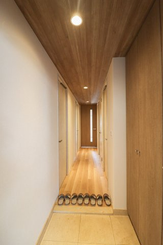 【Re Dream】ユニ・アルス洛西プレジオの玄関|■木目調がおしゃれで明るい玄関。帰るのが楽しみになるお家ですね♪
(2025.3撮影)