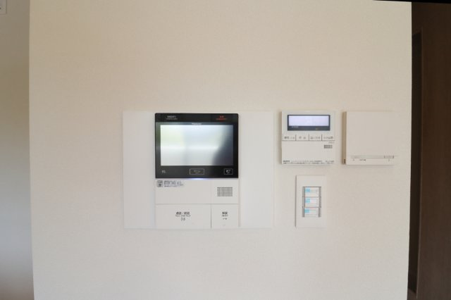 【Re Dream】ユニ・アルス洛西プレジオの防犯設備|【TV付カラーモニターホン】
●モニターで訪問者を確認できるので、知らない人やセールス・勧誘など避けられて安心です！