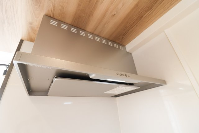 【Re Dream】ユニ・アルス洛西プレジオの設備|【換気扇】
●女性の方でも取り外せるワンタッチの換気扇なのでお掃除もラクラクできちゃいますね！
●汚れやすいキッチン周りがキレイに保てます！
