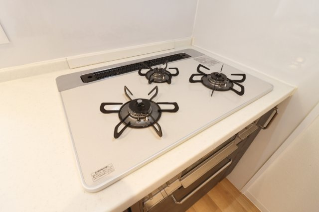 【Re Dream】ユニ・アルス洛西プレジオの設備|【3つ口コンロ】
●メインディッシュを作りながら煮物や汁物の用意をすることができる3つ口のコンロ！