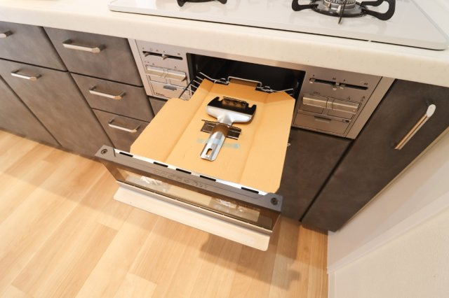 【Re Dream】ユニ・アルス洛西プレジオの設備|【グリル】
●フライパンで焼くことの多い肉料理を代わりにグリルを使えば油をひく必要もなく余分な脂も落として焼けるため、フライパンを使った時よりも多く油脂分をカットできます！