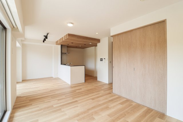 【Re Dream】ユニ・アルス洛西プレジオの居間・リビング|■開放感と採光にこだわった家族と過ごす時間を大切にしたい方にぴったりの明るくゆとりのある空間です。
(2025.3撮影)