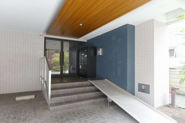 コスモリード篠崎駅前のエントランス