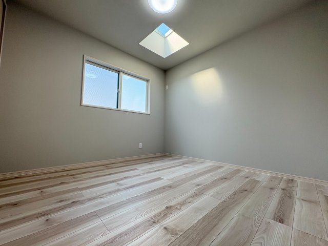 【価格改定】長岡京市長法寺力池の洋室|洋室約6.1帖
トップライトが設置されております。太陽の明るい光が差し込み、お部屋を照らしてくれます。
