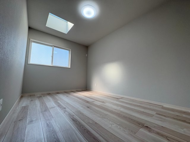 【価格改定】長岡京市長法寺力池の洋室|洋室約7.2帖
トップライト付き洋室です。ウォークインクローゼットもございます。